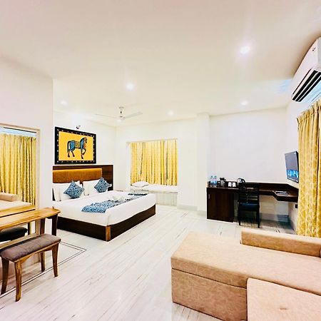 Mewar Palace Resort And Spa 우다이푸르 외부 사진