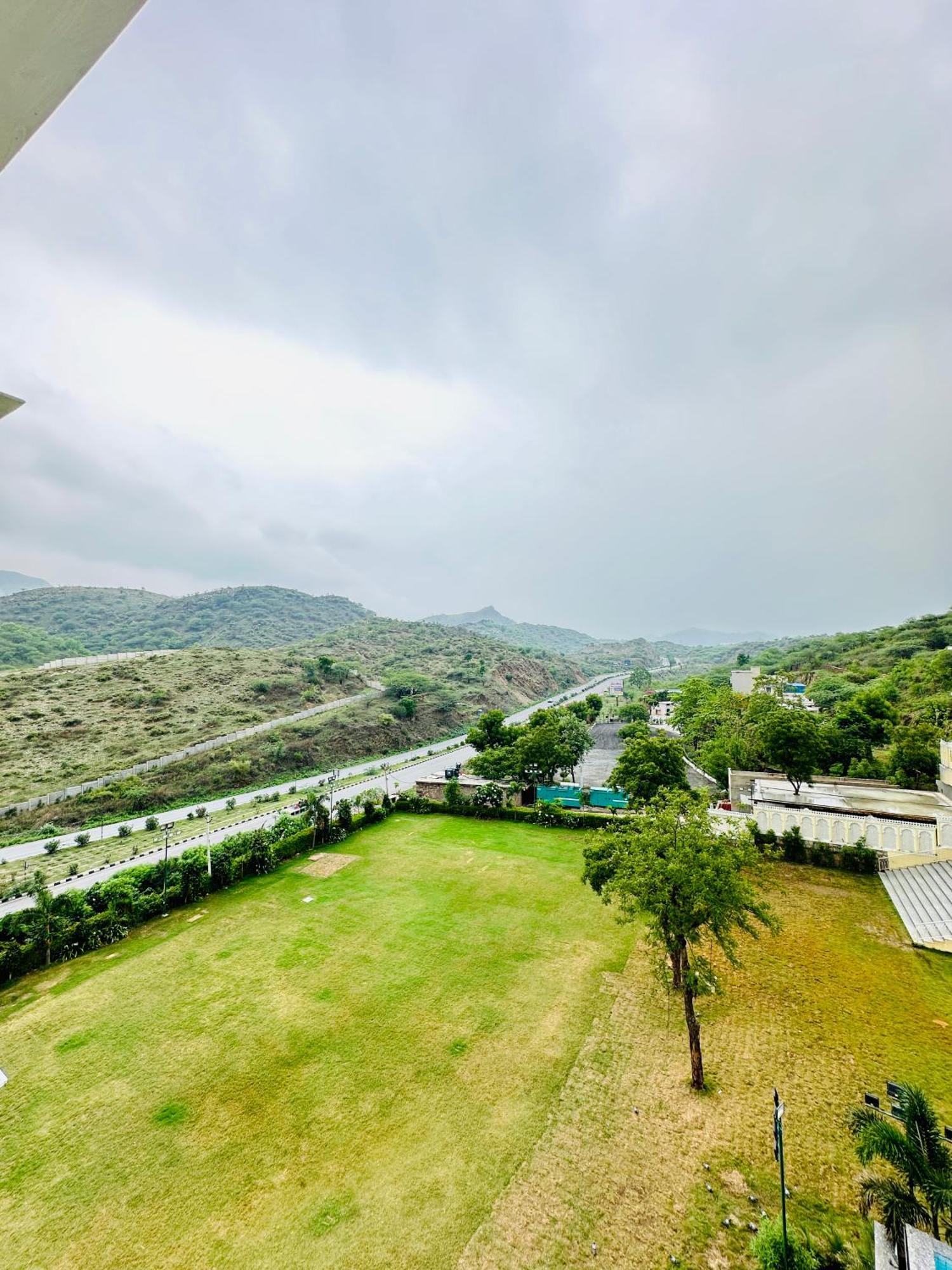Mewar Palace Resort And Spa 우다이푸르 외부 사진