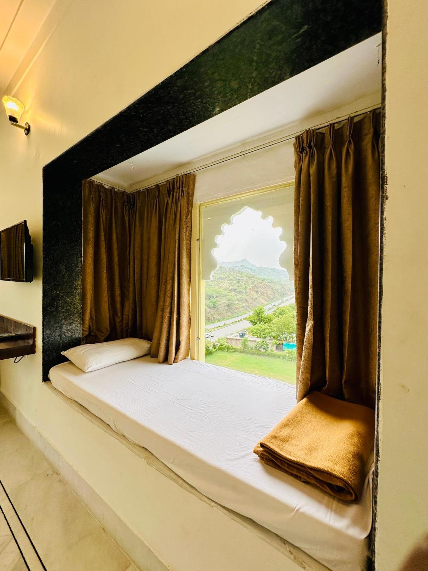 Mewar Palace Resort And Spa 우다이푸르 외부 사진