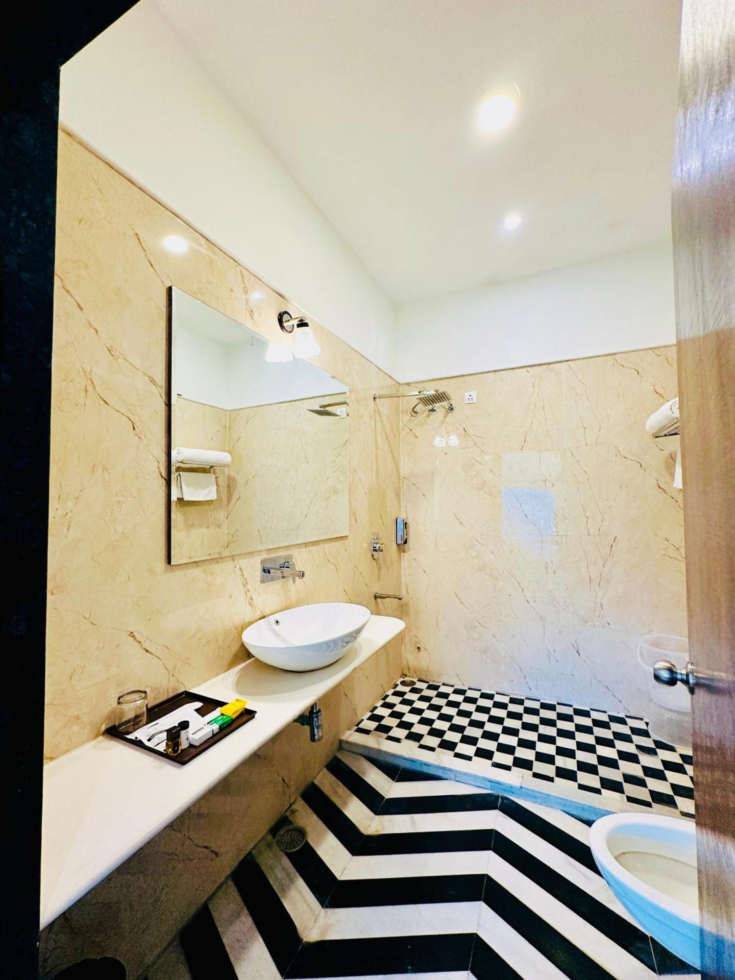 Mewar Palace Resort And Spa 우다이푸르 외부 사진